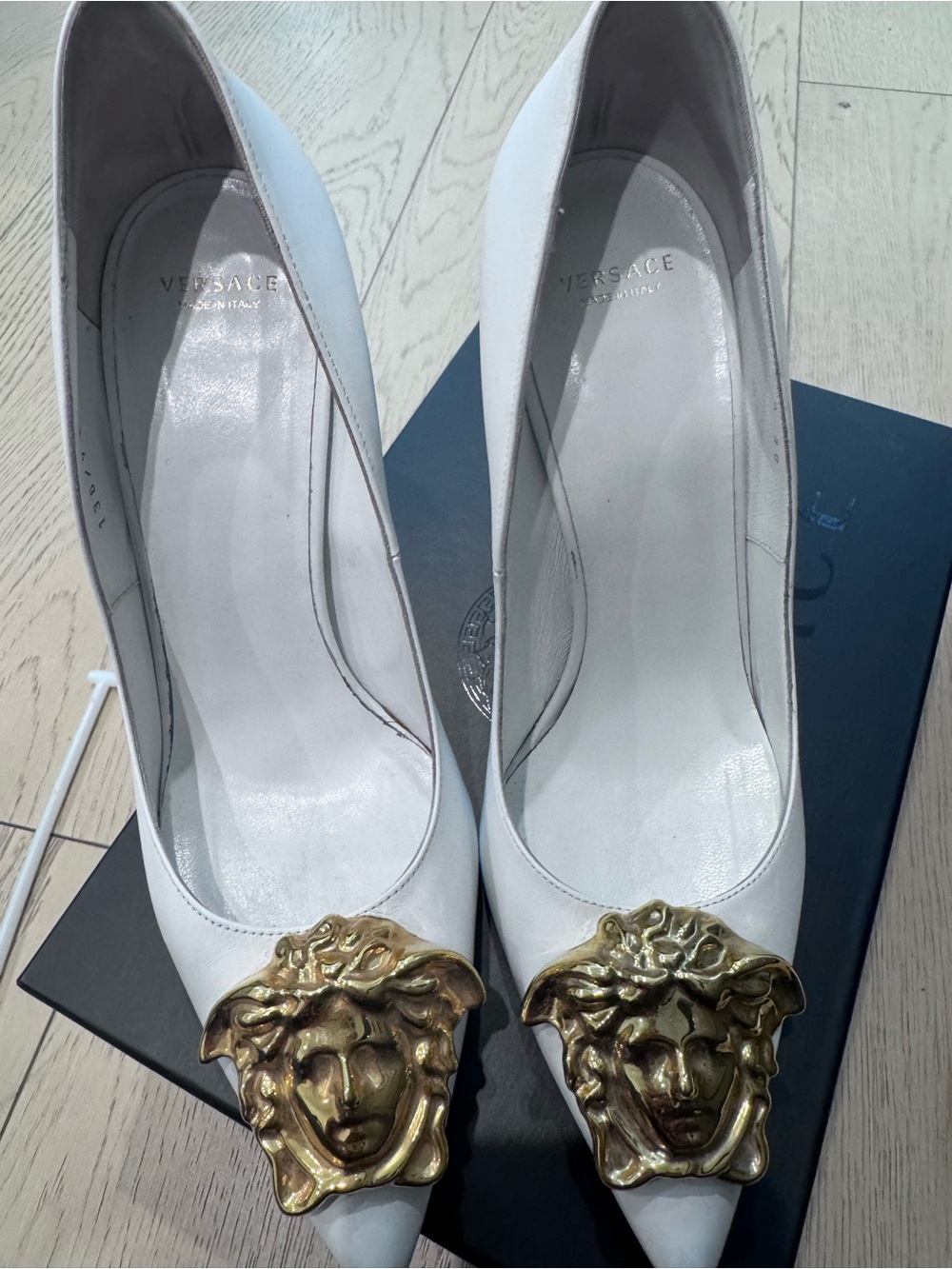 Authentic Versace White Leather Pumps with Gold Medusa DECOLLETE VITELLINO 38 - Picture 12 of 16